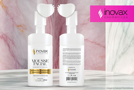 Uma garrafa de mousse facial da Inovax